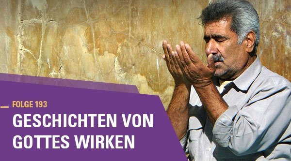 Ein Mann betet zu Gott und wird von der Sonne angestrahlt