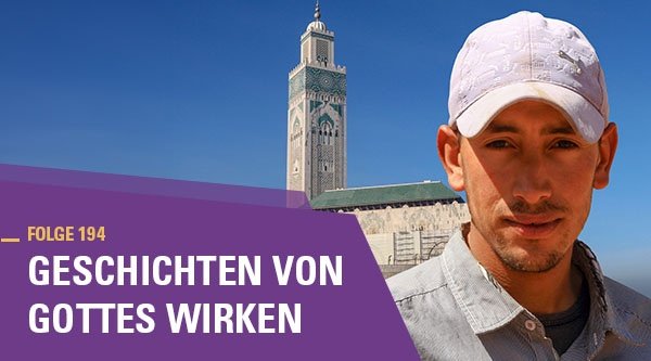Ein Christ steht bei sonnigem Wetter vor einem sakralen Gebäude
