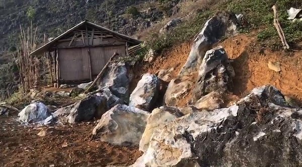 Eine abgelegene Behausung umgeben von einer schroffen Felslandschaft