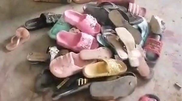 Die Schuhe der vom Angriff betroffenen Christen in der Kirche.