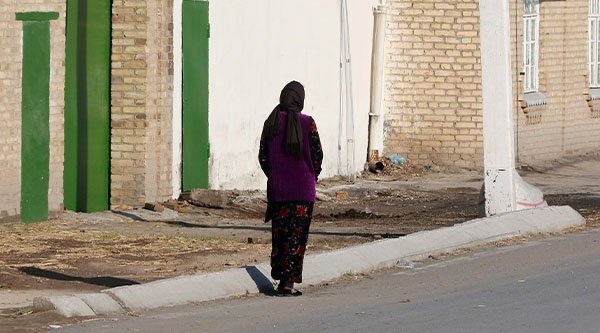 Eine Frau geht auf einer Straße