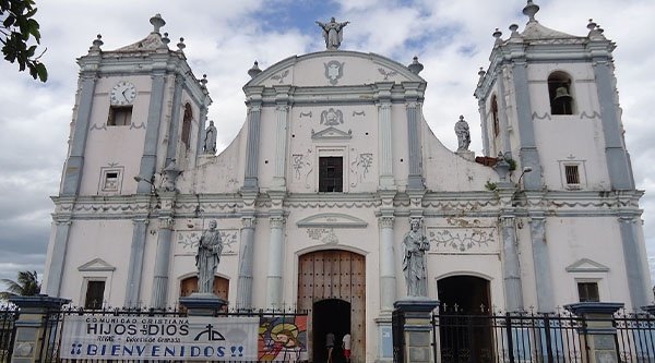 Der Eingang eines großen Kirchengebäudes