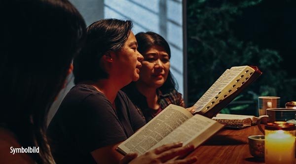 Geflüchtete nordkoreanische Christen unterstützt Open Doors zum Beispiel durch biblische Schulungen, wie hier bei einem Frauenbibelkreis (nachgestellte Szene)