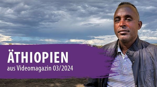 Ein Christ steht vor einer grünen Landschaft in Äthopien