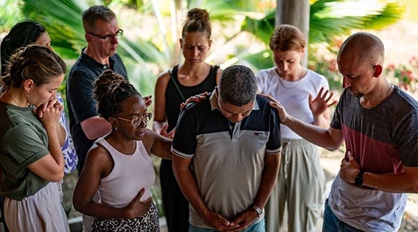 Open Doors Mitarbeiter beten für einen verfolgten Christen