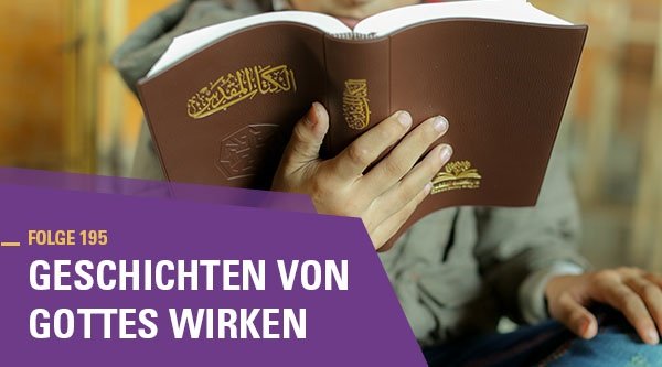 Ein Christ liest in gemütlicher Atmosphäre aus einer braunen Lederbibel