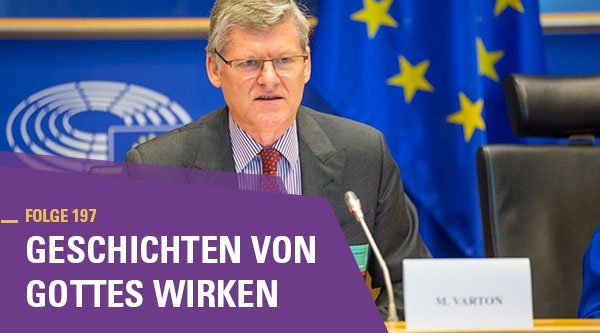 MIchel Varton spricht in einer Konferenz. Im Hintergrund ist eine Fahne der europäischen Union zu sehen.