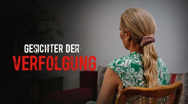 Eine Lehrerin sitzt mit dem Rücken zum Betrachter auf einem Stuhl