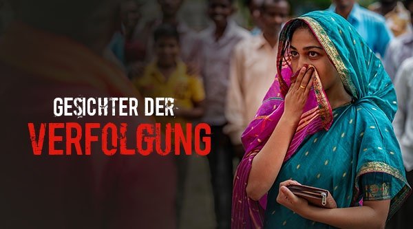 Eine indische Frau blickt eine Person an und hält die Hand vor den Mund