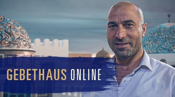 Porträt eines Mannes vor einer Stadt