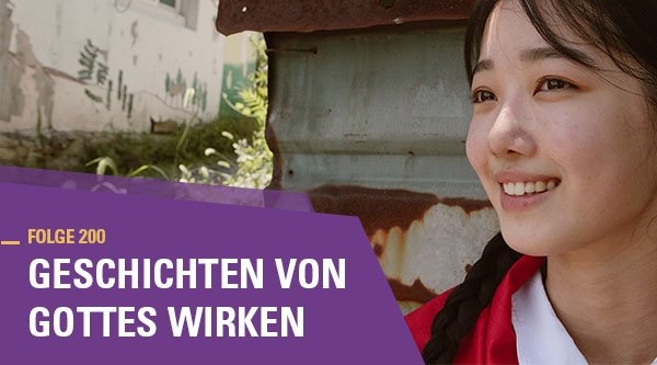Eine junge Koreanerin lächelt
