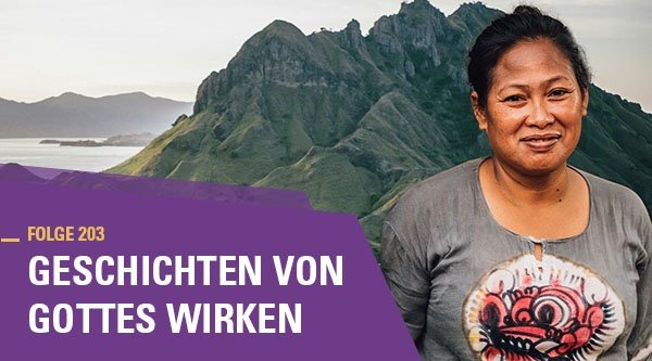 Porträt einer Frau vor einem Gebirge