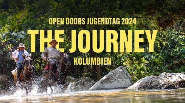 Eine Gruppe der indigenen kolumbischen Bevölkerung in weißer Tracht steht vor einem Wald und einer Hütte, dazwischen die Überschrift des Open Doors Jugendtags zu Kolumbien