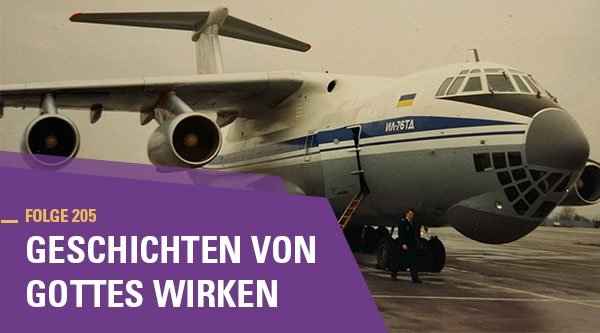 Ein Flugzeug steht auf einer Landefläche