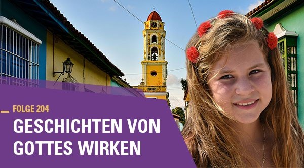 Porträt eines lachenden Mädchens in einer östlichen Stadt