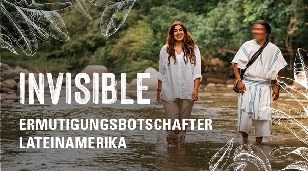 Eine europäische Ermutigungsbotschafterin läuft gemeinsam mit einer indigenen Christin durch einen Fluss. Im Hintergrund ist ein Wald zu sehen. Im Vordergrund ein seichter Fluss. Über dem Bild steht der Schriftzug INVISIBLE Ermutigungsbotschafter für Lateinamerika.