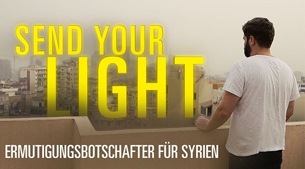 Ein Mann steht an einer Mauer und blickt auf eine Stadt im Nahen Osten. Im Hintergrund ist in neongelb der Schriftzug SEND YOUR LIGHT zu lesen. Als Unterschrift in weißer Schrift: Ermutigungsbotschafter für Syrien.