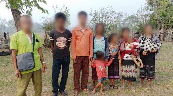 Eine Familie steht im Freien beisammen