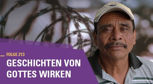 Ein älterer Mexikaner mit einer Basecap. Im Hintergrund ein Stacheldrahtzaun.
