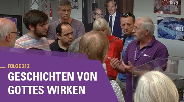 Eine Menschenmenge steht um einen Mann herum