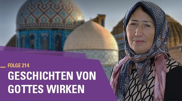 Eine Frau mit Kopftuch steht vor einer Synagoge