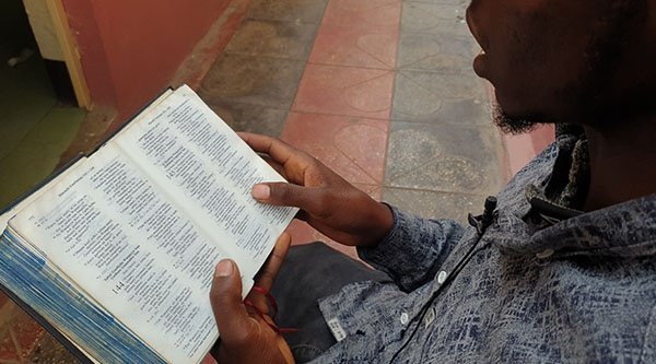 Ein Mann liest in einer Bibel