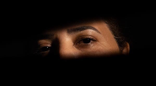 Augenpartie eines weiblichen Gesichtes im Schatten 