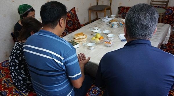 drei Männer am Tisch