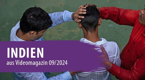 Eine Gruppe von indischen Jugendlichen betet füreinander.
