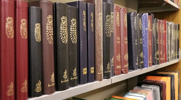 Buchrücken von arabischen Bibeln