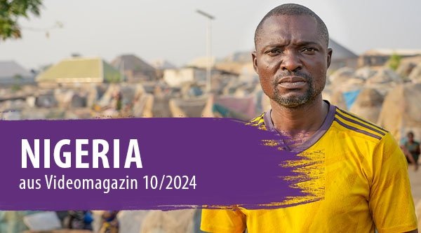 Afrikanisch aussehender Mann steht vor einem Flüchtlingslager. Auf lila Hintergrund steht der Schriftzug: "Nigeria aus Videomagazin 10/2024" 