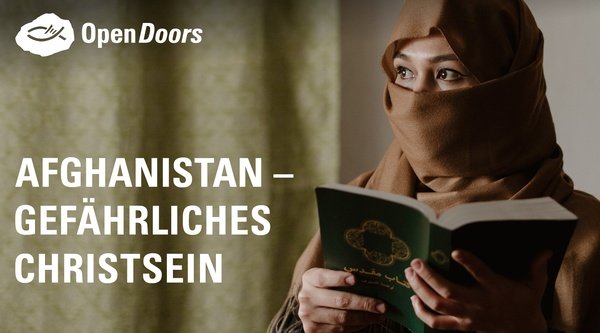 Portrait einer Frau mit beigem Kopftuch das Mund und Nase bedeckt und eine Bibel in den Händen