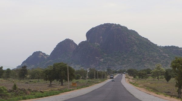 Straße in grüner Landschaft