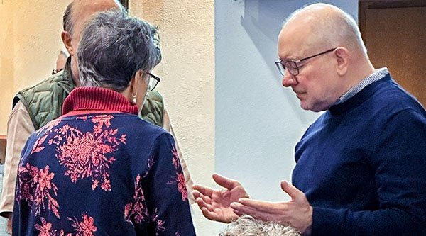 Dreiergruppe mit betenden Menschen