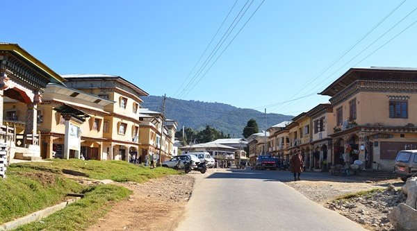 Blick auf die Hauptstraße von Damphu