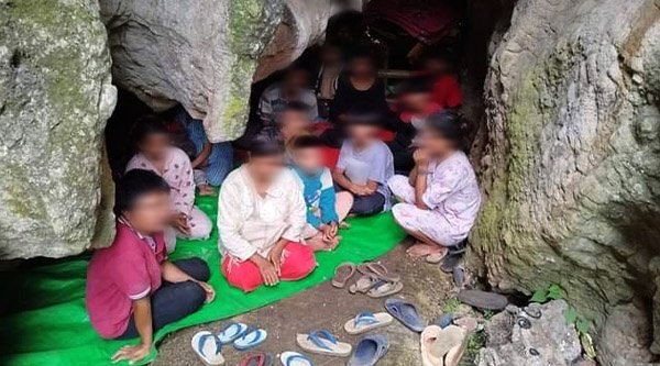 Eine Gruppe von Menschen sitzt in einer Höhle