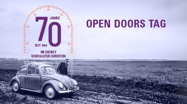 Bruder Andrew steht neben seinem VW Käfer auf einem Feldweg