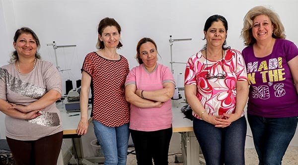 Fünf Frauen stehen in einem Raum
