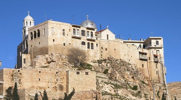 Ein syrisches Kloster auf einem Berg ertrahlt im Sonnenschein