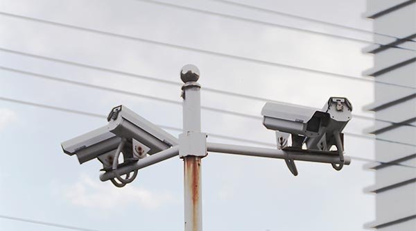 Überwachungskameras an einem Mast
