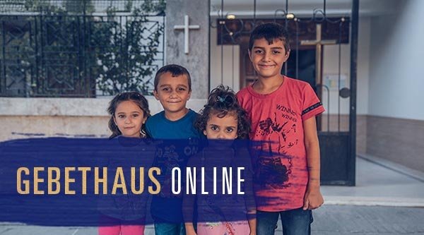 Vier Kinder lächeln in die Kamera