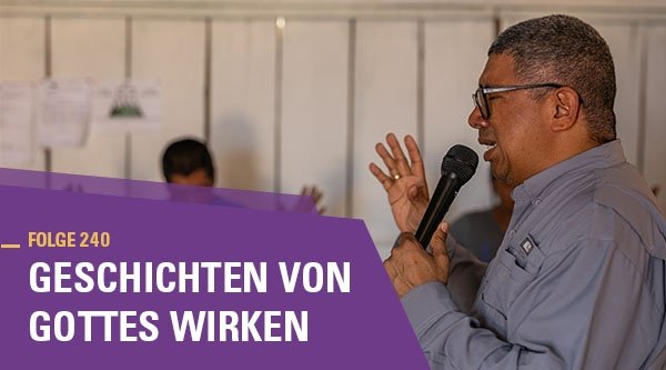 Seitenprofil eines Mannes, der mit geschlossenen Augen in ein Mikrofon spricht