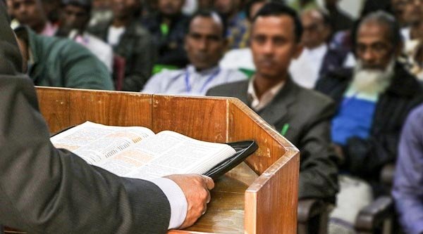 Bibel auf einer Kanzel