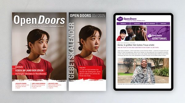 Produktabbildung des Open Doors Monatsmagazins und des Gebetskalenders für den aktuellen Monat. Rechts daneben wird ein Tablet mit den aktuellen digitalen Meldungen abgebildet.