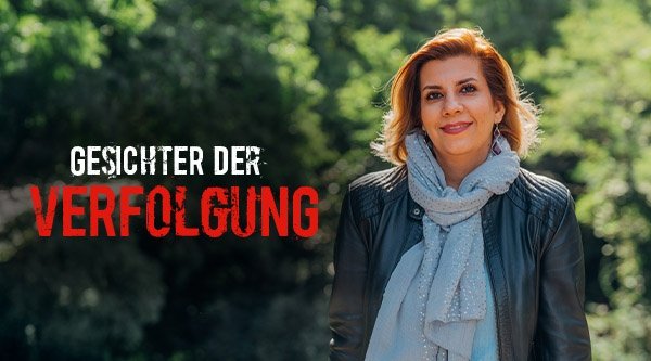 Portrait einer Frau mit schwarzer Lederjacke und blauem Schal