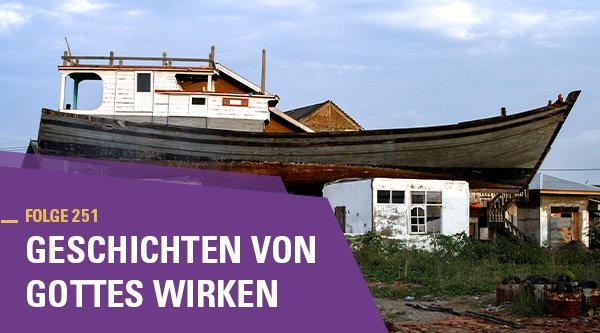 Ein Boot liegt auf einem Haus