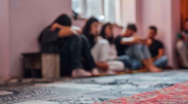 Unscharfes zu sehende Personene die beieinander sitzen