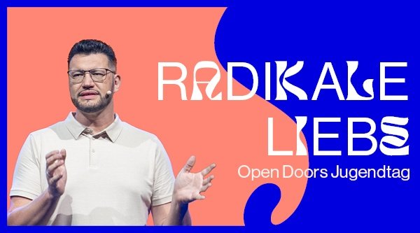 Collage von einem Mann mit lachfarbendem Hintergrund und blauen Zierelementen und dem Schriftzug: Radikale Liebe