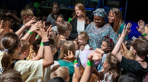 Zahlreiche Kinder beten gemeinsam mit Manu von Secret Kids für eine verfolgte Christin aus Subsahara-Afrika.