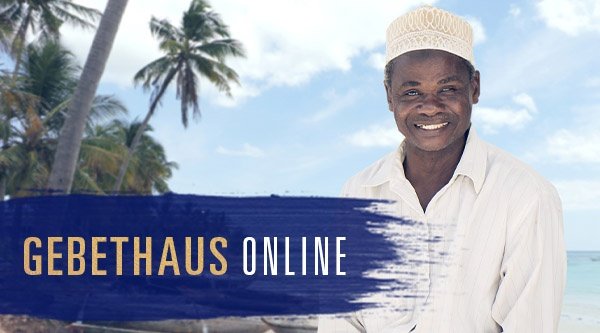 Ein Mann mit weißem Hemd und traditioneller Kopfbedeckung